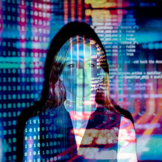Bild einer Frau mit Projektionen von Quellcode