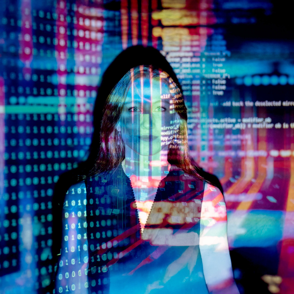 Bild einer Frau mit Projektionen von Quellcode