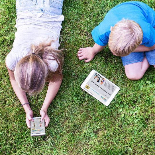 Foto: Zwei Jugendliche mit Smartphone und Laptop