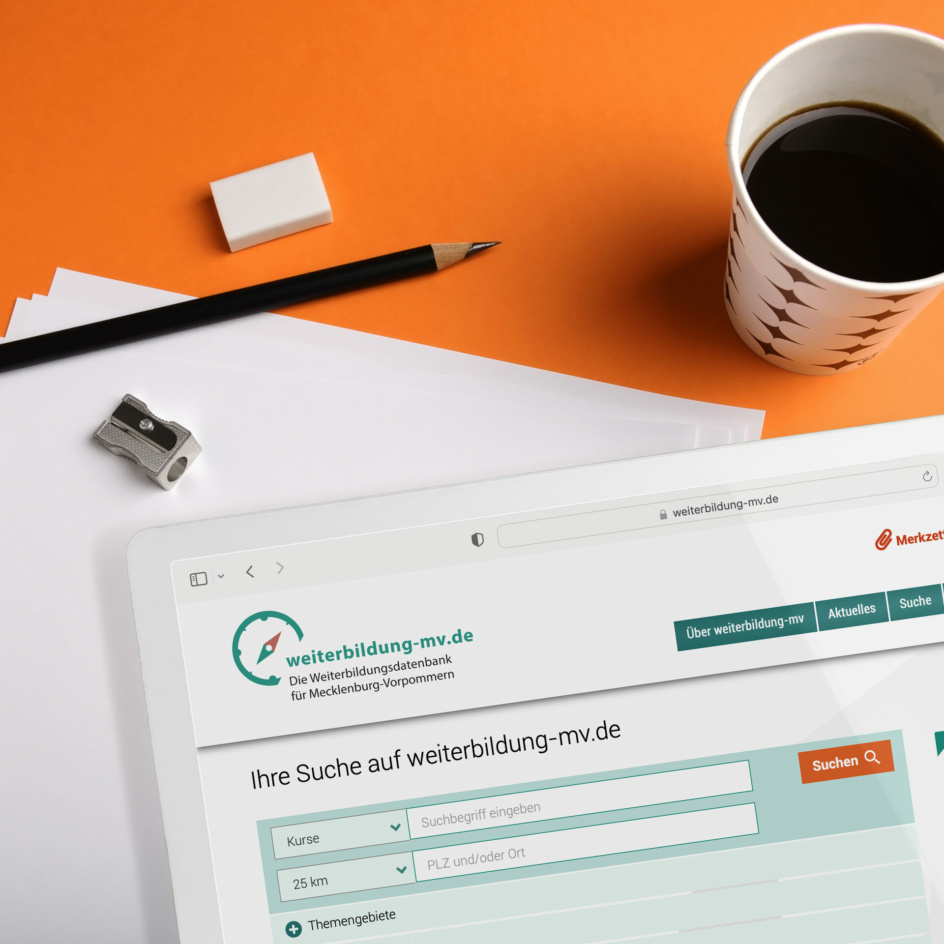 Foto: Tablet, Stift und Kaffeebecher von oben