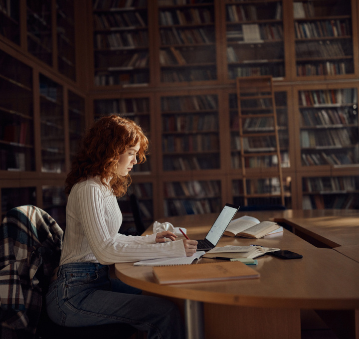 Foto: Frau im Lesesaal einer Bibliothek
