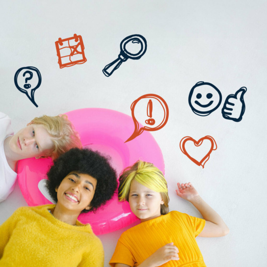 Grafik: Drei Jugendliche verschiedene Emojis
