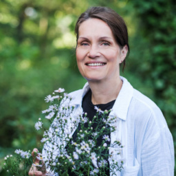 Arlett Wilhelm hält Blumen in der Hand