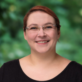 Bild einer Frau mit Brille und roten Haaren