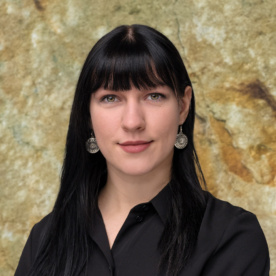 Bild einer jungen Frau mit schwarzen langen Haaren