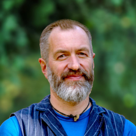 Bild von einem Mann mit kurzen Haaren und Bart