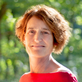 Bild einer Frau mit lockigen braunen Haaren