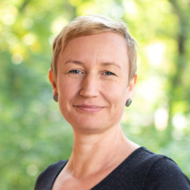 Bild einer Frau mit kurzen blonden Haaren