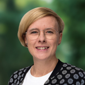 Bild einer Frau mit Brille und kurzen blonden Haaren