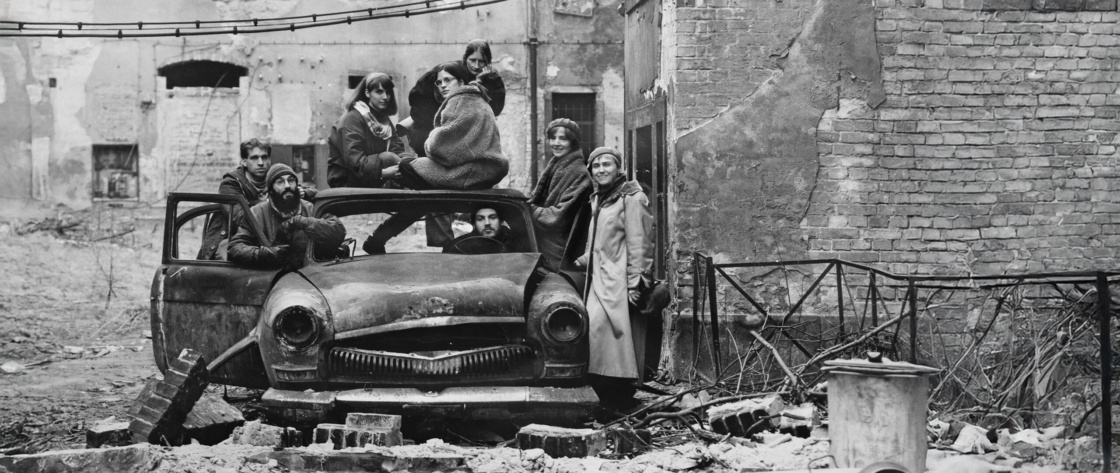 Die Sandstein-Gründerinnen und -Gründer 1990 in einem Hinterhof auf der Sebnitzer Straße in der Dresdner Neustadt