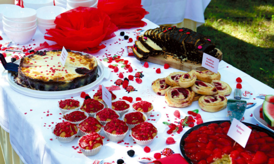 Foto: Ein Tisch mit Kuchen und Torten