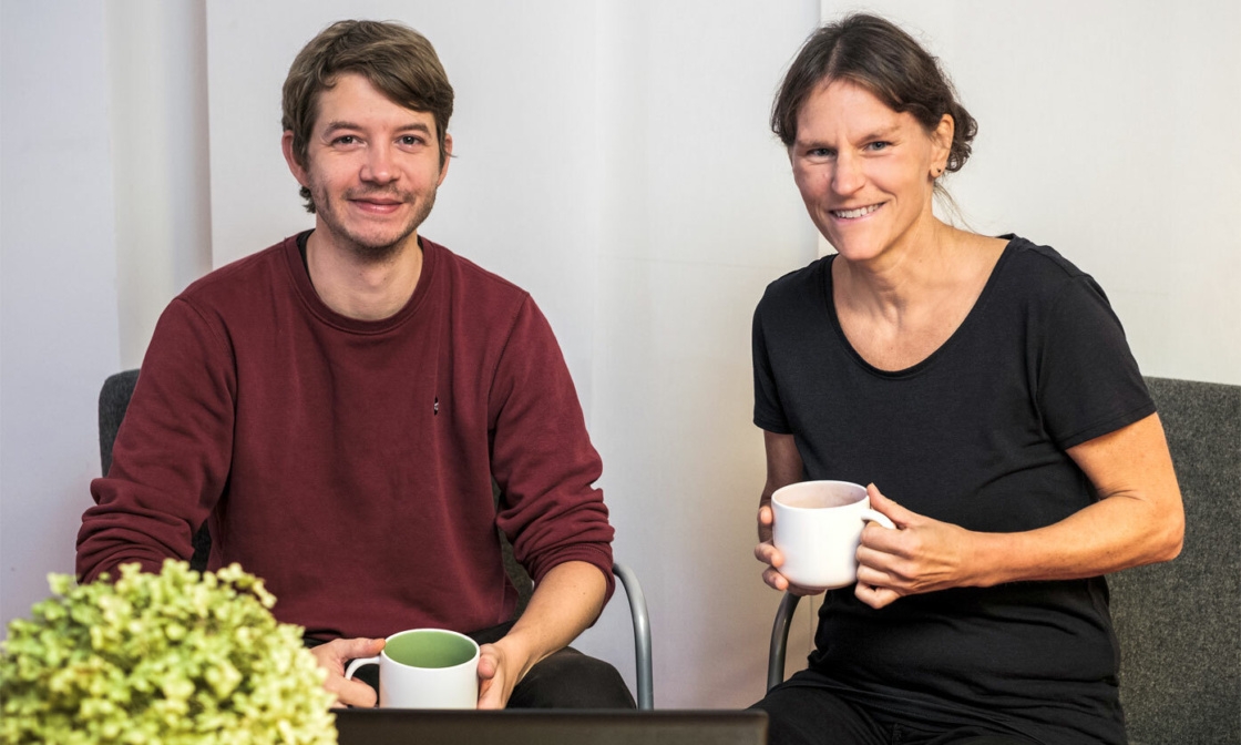 Foto: zwei Personen trinken