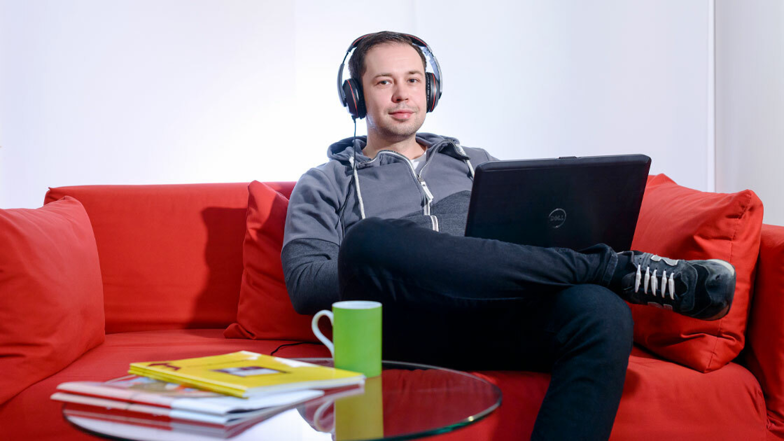 Foto: Person hört Musik von Computer