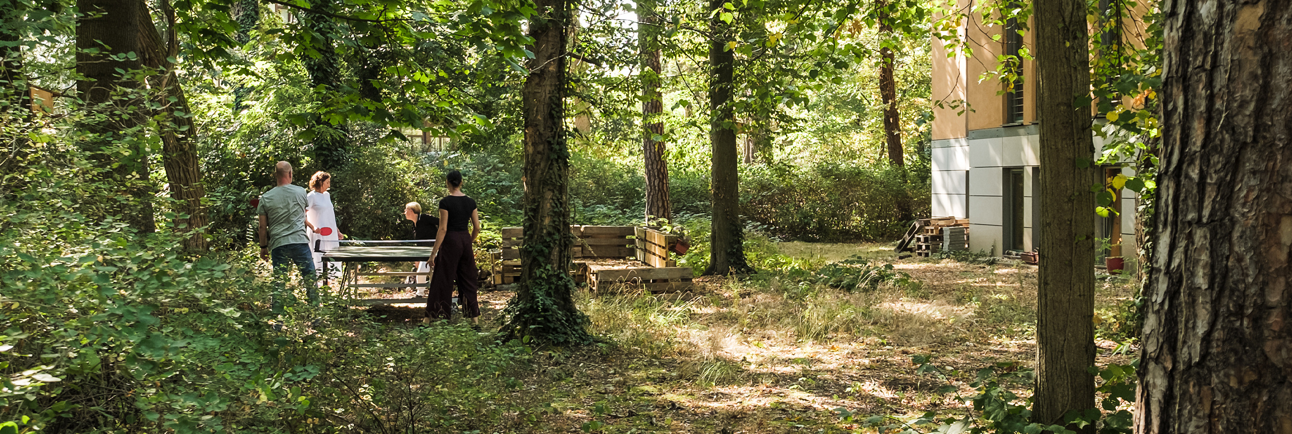 Mitarbeiter spielen Tischtennis in unserem Büro-Garten