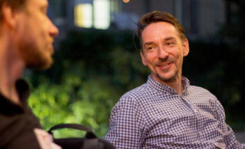 Foto: Zwei Männer unterhalten sich.