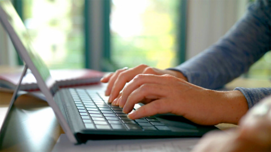 Foto: Hände bedienen Laptop