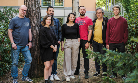 Foto: sieben Personen in Wald