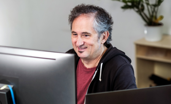 Foto: Person vor Computer