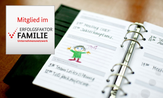 Logo "Mitglied im Erfolgsfaktor Familie" vor einem Terminkalender