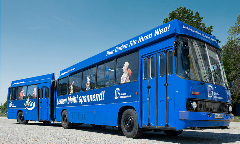 Dresdner Bildungsbus mit dem Logo der Bildungsbahnen