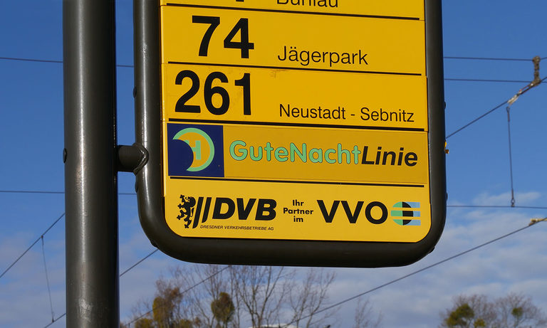 Haltestellenmarkierungen zeigen die beteiligten Gute-Nacht-Linien an. Haltestellenmarkierungen zeigen die beteiligten Gute-Nacht-Linien an.