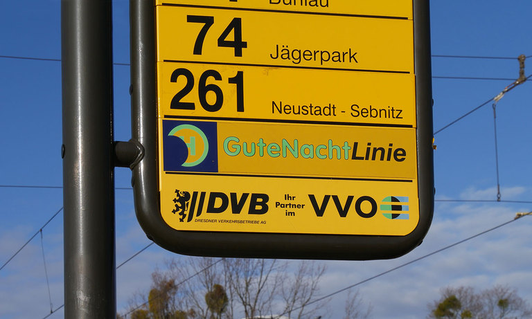 Haltestellenmarkierungen zeigen die beteiligten Gute-Nacht-Linien an. Haltestellenmarkierungen zeigen die beteiligten Gute-Nacht-Linien an.