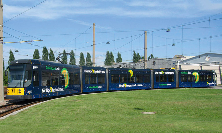 Fahrzeugwerbung auf einer Straßenbahn Fahrzeugwerbung auf einer Straßenbahn