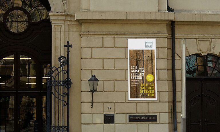Banner zur Sonderausstellung neben dem Eingang der Kirche
