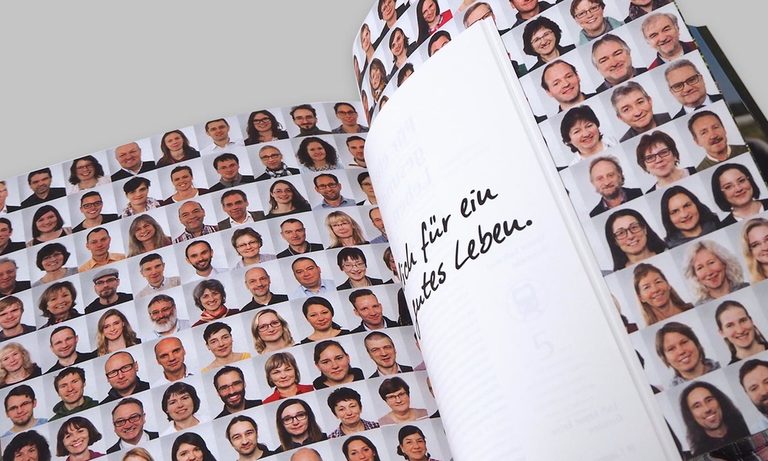 Im Innnenteil der Broschüre werden Mitarbeiter des LfULG gezeigt