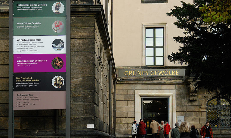 Hinweisschild vor den Ausstellungsräumen Hinweisschild vor den Ausstellungsräumen