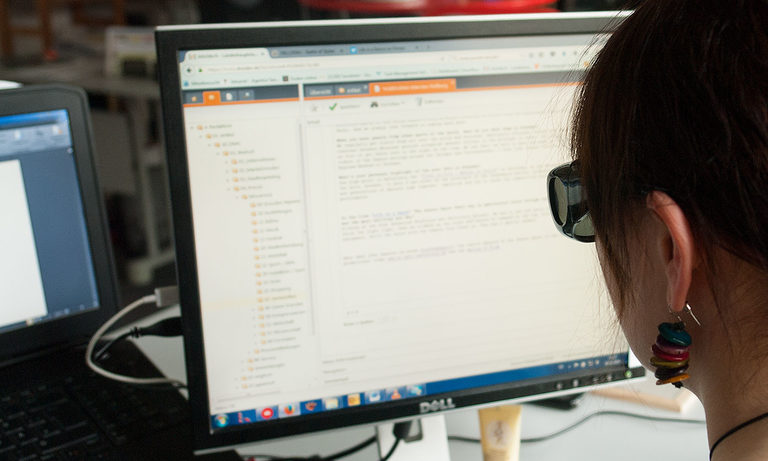 Barrierefreie Dokumente werden sehbehinderten Menschen vom Screenreader vorgelesen. Barrierefreie Dokumente werden sehbehinderten Menschen vom Screenreader vorgelesen.