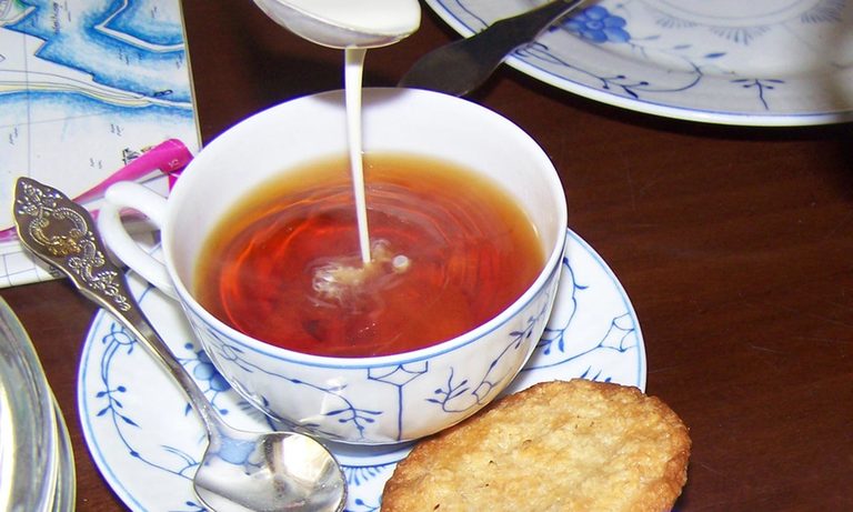Teezeremonie im Café Kluntje, Baltrum, Ostfriesland Teezeremonie im Café Kluntje, Baltrum, Ostfriesland