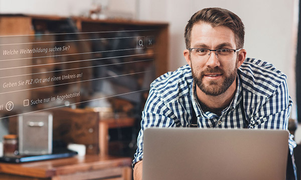 Foto: Mann mit Laptop. Links eingeblendet ein digitales Angebotsformular.