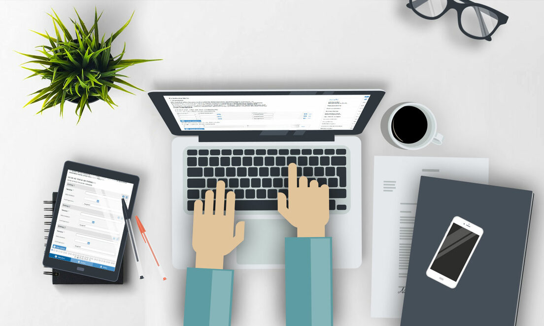 Sandstein Neue Medien sucht Webentwickler Frontend Grafik: Arbeitsplatz mit verschiedenen Ausgabegeräten, Papier, einer Brille und einer Pflanze