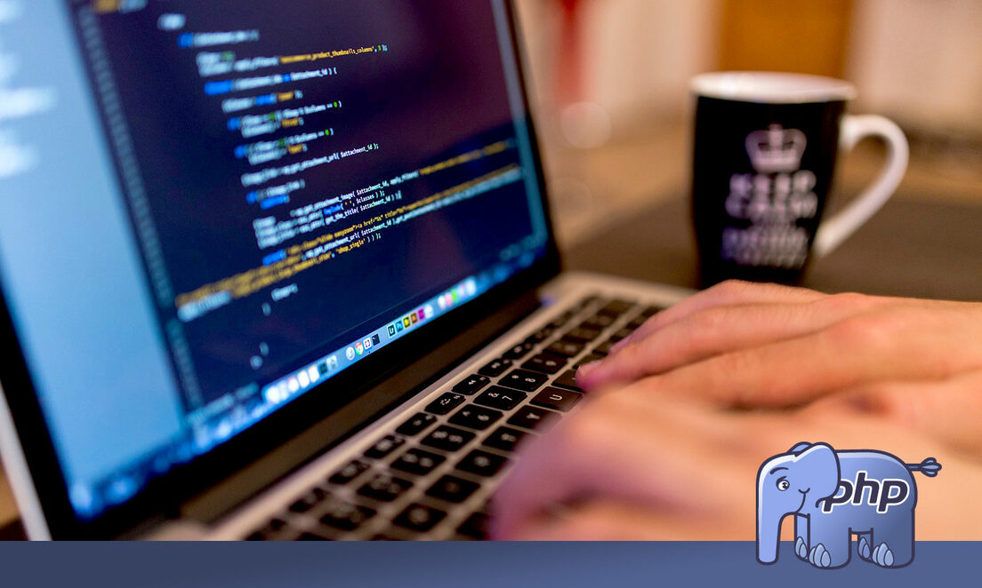 Sandstein Neue Medien sucht PHP Developer Grafik: Laptop mit Quellcode und PHP Logo im Vordergrund