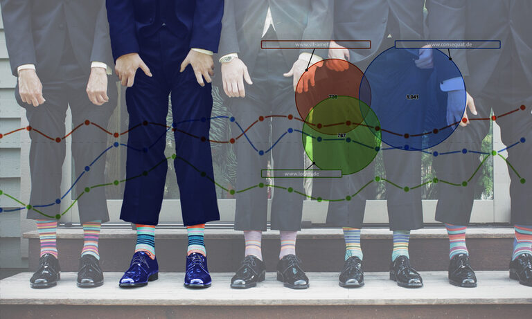Die Suchmaschienenoptimierung sorgt dafür, dass Ihr Online-Shop gefunden wird! Grafik: Personen im Anzug mit bunten Socken, davor ein Liniendiagramm