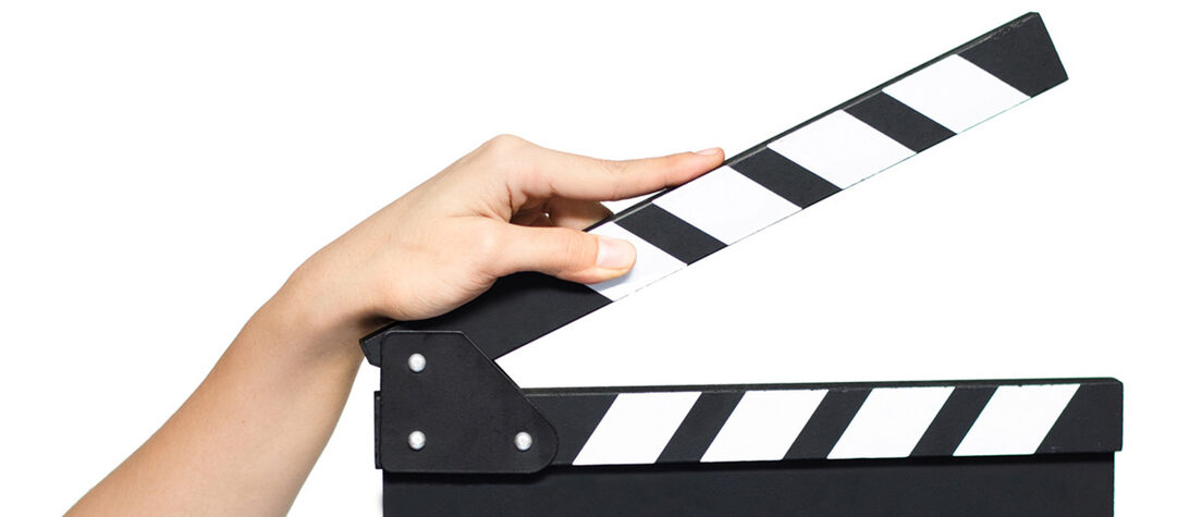 Foto: Eine Filmklappe wird zusammengeklappt.