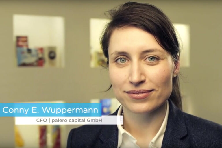 Foto: Eine Frau mit Blazer. Links unten stehen Name und Beruf.