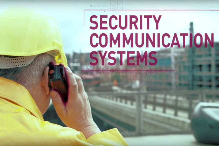 Foto: Mann in Schutzkleidung. Daneben: "Security Communication Systems".