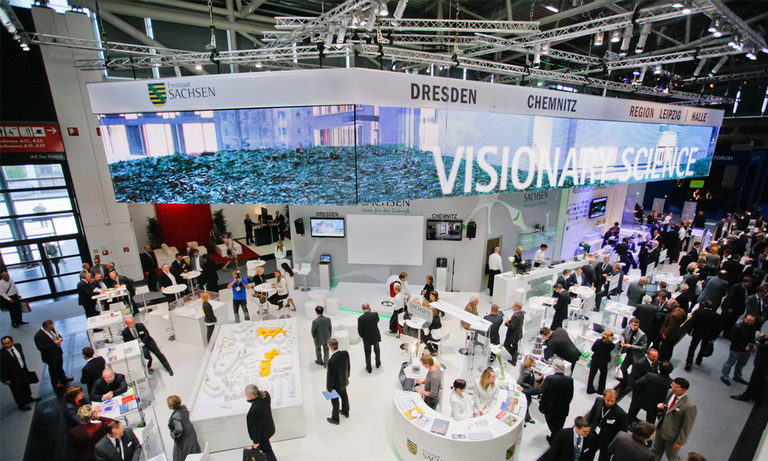 Multimedia Agentur Sandstein erstellte einen Imagefilm für den Freistaat Sachsen, gezeigt auf einem LED-Vorhang. Multimedia Agentur Sandstein erstellte einen Imagefilm für den Freistaat Sachsen, gezeigt auf einem LED-Vorhang.