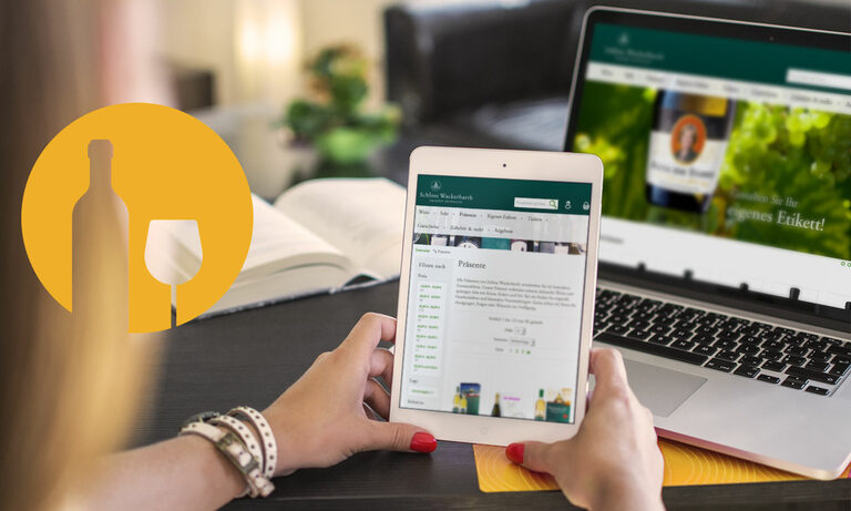 Online-Shop Schloss Wackerbarth von Sandstein Neue Medien Foto: Tablet und Laptop mit Onlineshop von Schloss Wackerbarth.