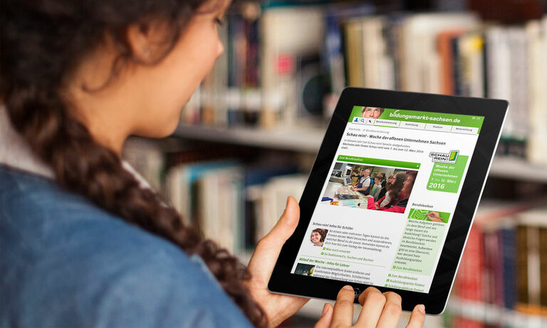 Auf der Plattform »Schau rein« veröffentlichen Unternehmen ihre Berufsorientierungsangebote für Schüler. Foto: Mädchen mit Tablet und der Website von ‘Schau rein’.