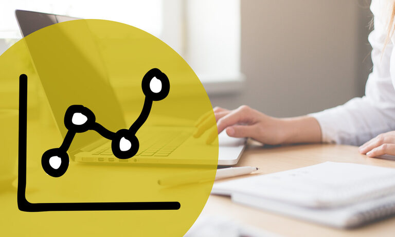 SEO Beratung, Suchmaschinenoptimierung und individuelle SEO-Maßnahmen von Ihrer SEO Agentur aus Dresden Foto: Person die einen Laptop bedient und ein Icon eines Diagramms.