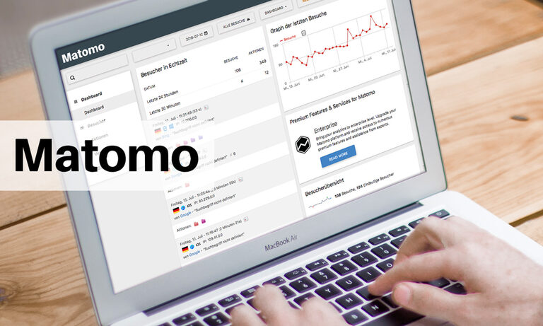 Sandstein setzt Webcontrolling-Tools Matomo, Google Analytics oder etracker ein. Foto: Zwei Hände bedienen einen Laptop mit Programm Matomo.