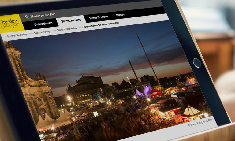 Foto: Tablet mit Webseite von Dresden Stadtmarketing.