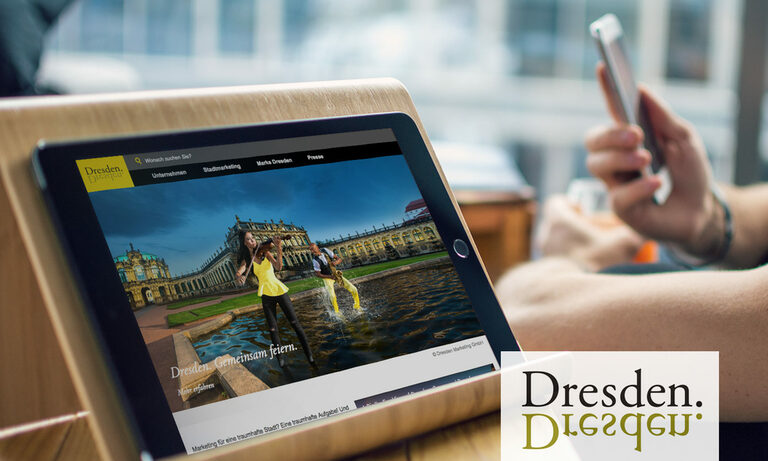 Foto: Tablet mit der Website von Dresden und deren Logo.