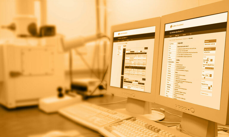 Foto: Zwei Computer mit Webseite von Globalfoundries.