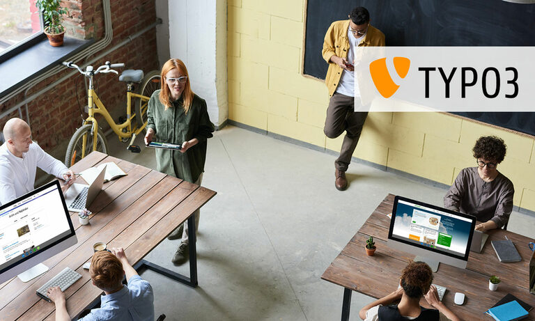 Foto: Mehrere Personen in Büro. Daneben das Logo von Typo3.