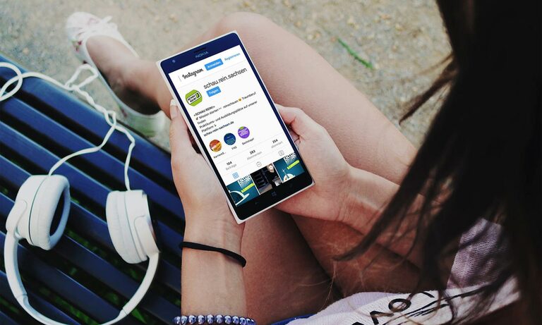 Foto: Jugendliche und Smartphone mit dem Instagram-Account von SCHAU REIN!