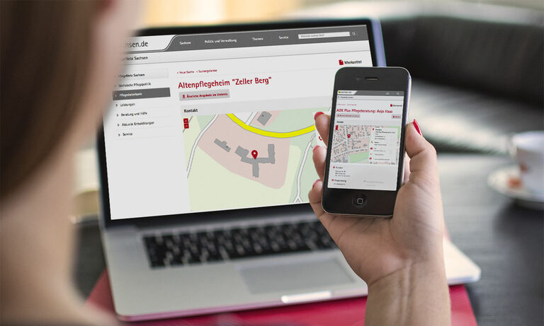 Foto: Smartphone und Laptop mit PflegeNetz Website